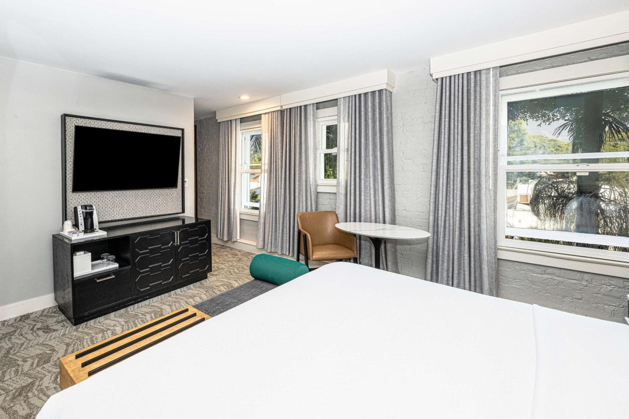 Hotel Virginia Santa Barbara, Tapestry Collection By Hilton Bagian luar foto